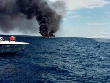 Ιστιοφόρο έπιασε φωτιά νότια της Σίφνου